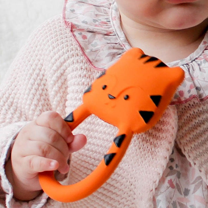 baby bijtring van lanco, tijger grijpring in baby hand