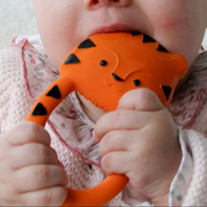 bijtring van lanco, duurzaam babyspeelgoed, baby houd bijtring met twee handen vast en bijt erop