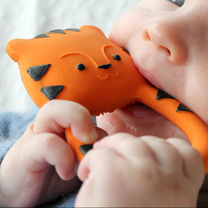 baby bijt op baby bijring van lanco toys, duurzaam speelgoed