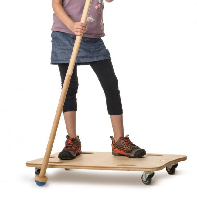 rollbrett maxi von erzi mit kind stehend, grob motorik, gleichgewicht