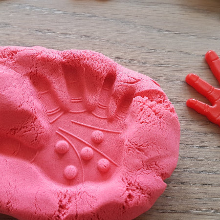 rijghandjes in klei drukken, sensoriek materiaal van Toys42hands