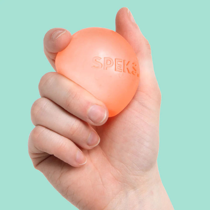 SPEKS Gump Original stressbal in kleur Reef oranje in hand geknepen, laat elastische knijpweerstand zien