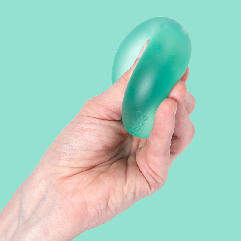 SPEKS Gump Original stressbal in kleur Sea Glass groen in hand geknepen, met rustgevende uitstraling en fijne grip