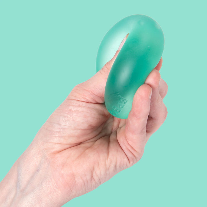 SPEKS Gump Original stressbal in kleur Sea Glass groen in hand geknepen, met rustgevende uitstraling en fijne grip