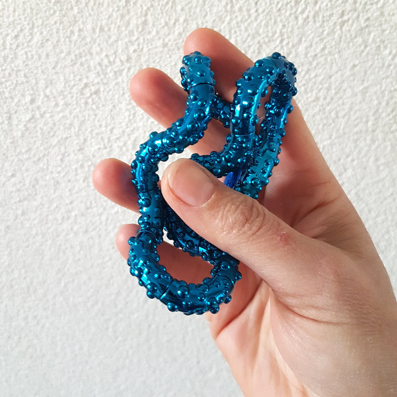 Tangle structuur metallic blauw in hand voor muur