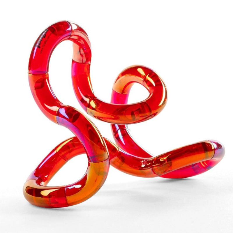 uitgedraaide tangle gem in rood, transparent in diep rood, fidget