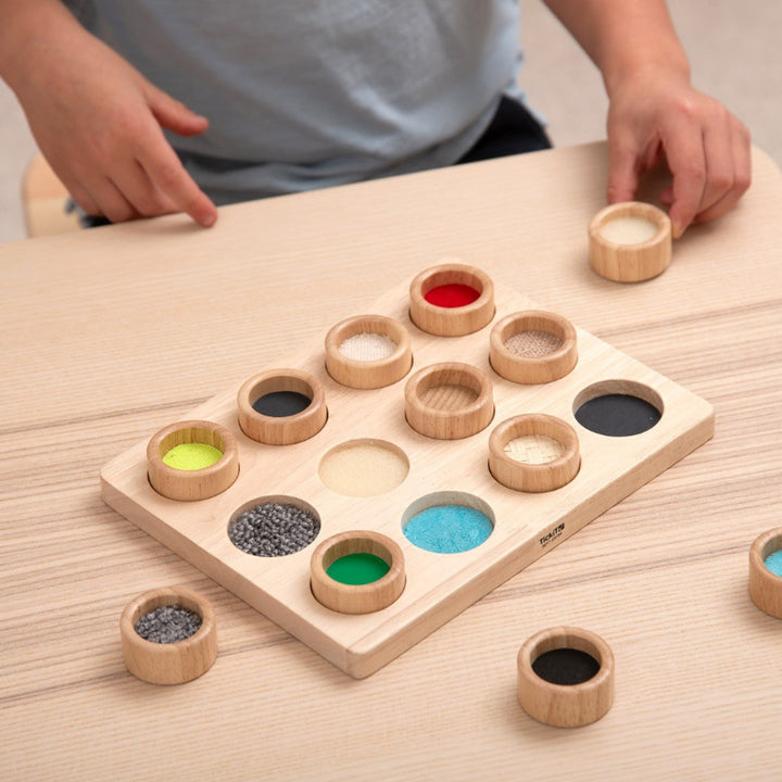 tickit-touch-match-bord op houten kindertafel, kind aan het spelen