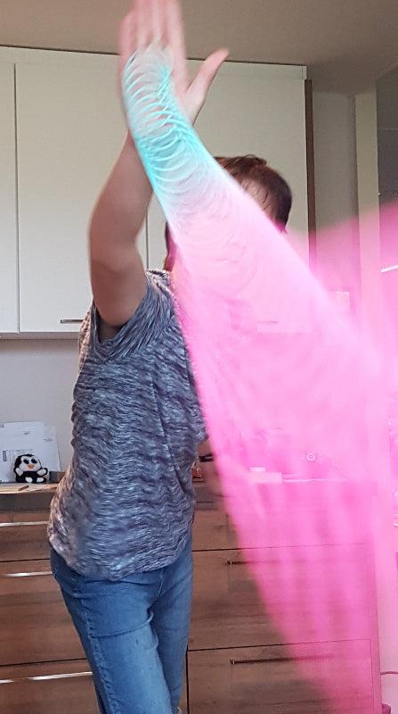 traploper in regenbogen kleur  in actie, foto met beweging, traploper in de lucht