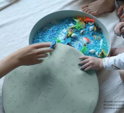 speeltray met dekseln van jellystone, kinderen ruimen op
