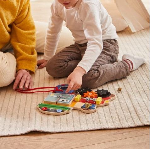 wacky wonders busy board loco, motoriekspeelgoed, kind op de grond