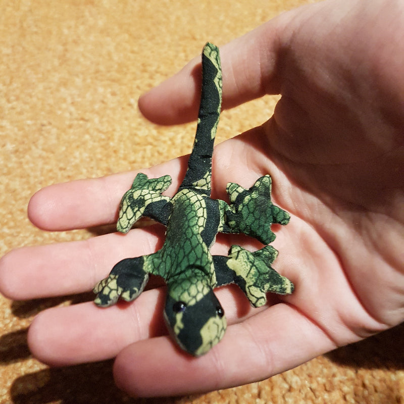 sandtier Salamander auf der Hand von einem kind