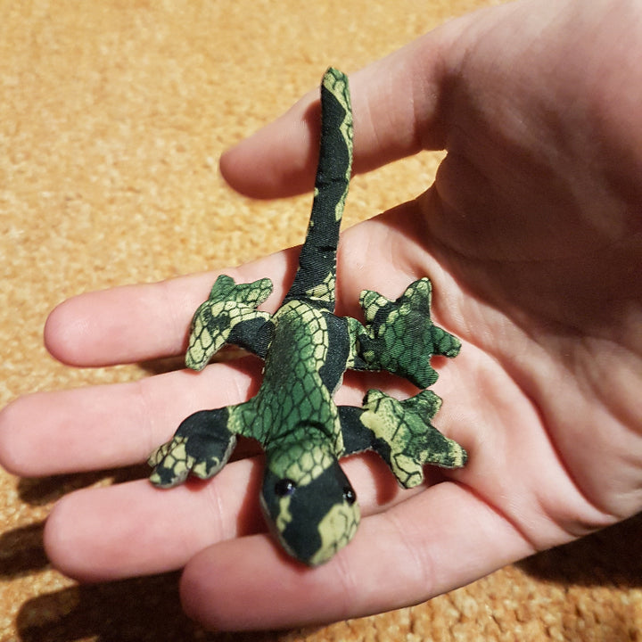 sandtier Salamander auf der Hand von einem kind