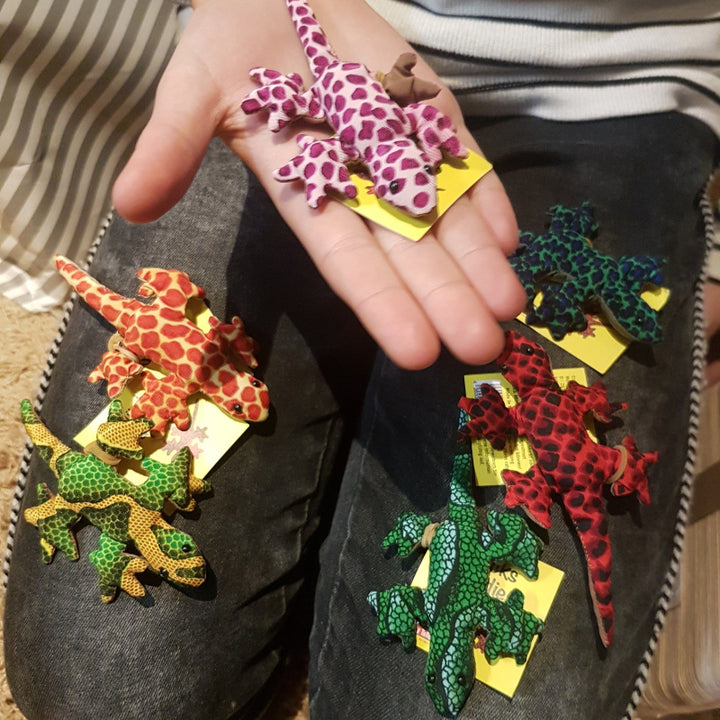 zanddier gekko op de hand van een kind